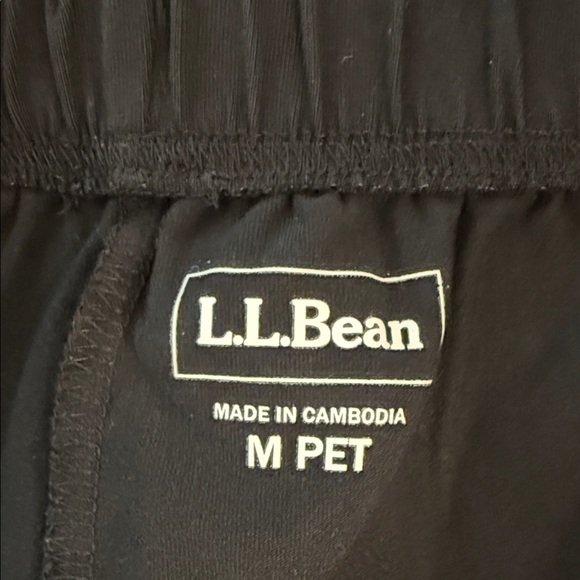 L.L. Bean Women's Black Go-Anywhere Pants (sz med petite) - Picture 5 of 5
